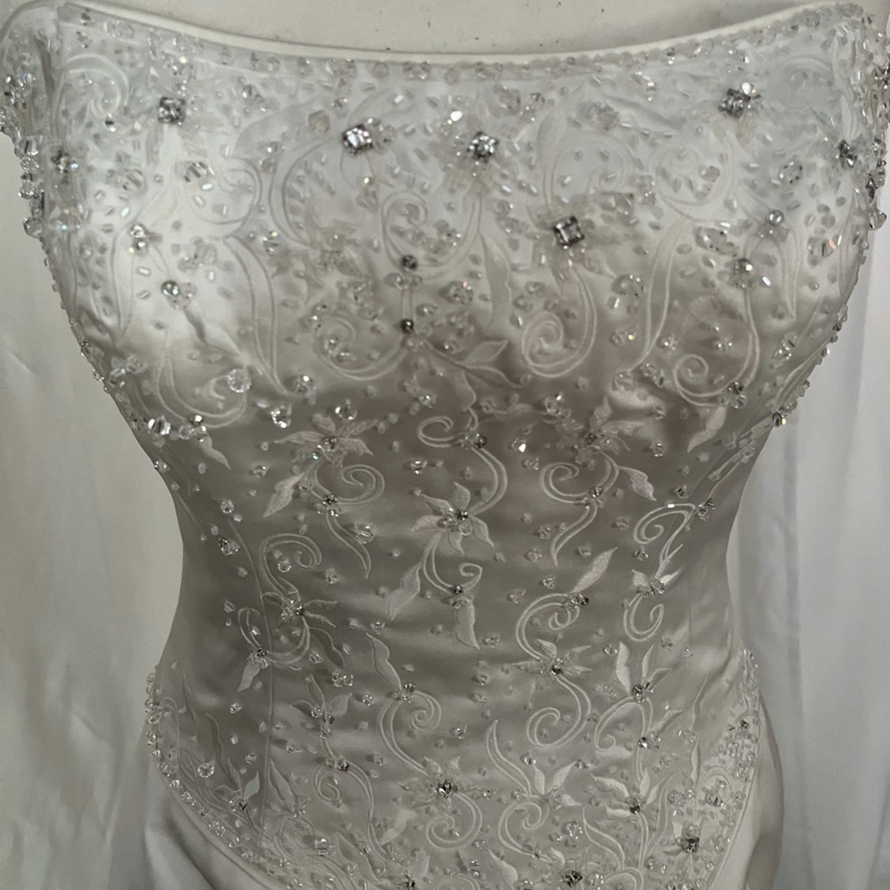 Maggie Sortero beautiful, satin, beaded, corseted wedding dress - Picture 7 of 16